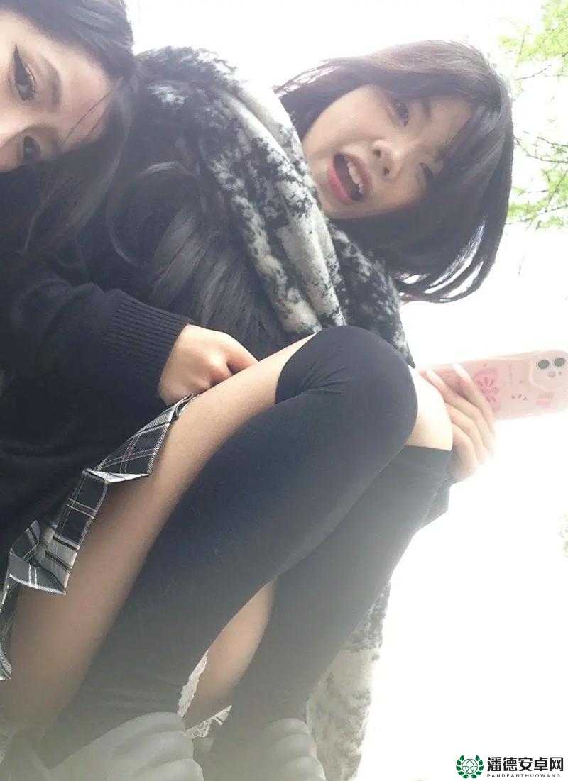 震惊沟厕大学女竟在厕所当众嘘嘘，如此行为引起众人热议