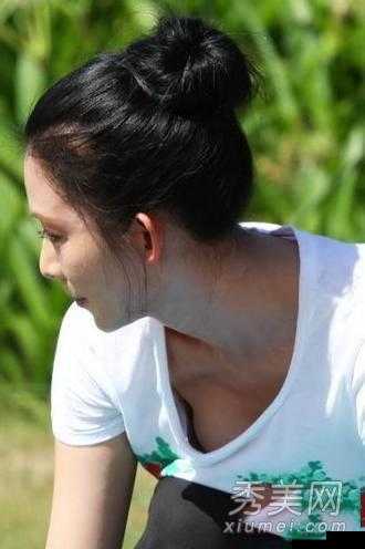 美女脱内衣瞬间奶头展露极致诱惑