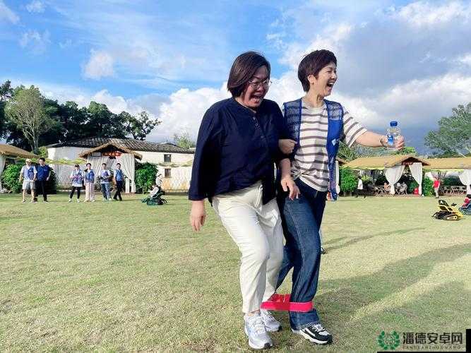 三对夫妻共同参与的独特多人运动场景呈现