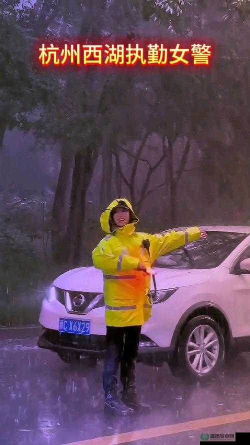 ju162 外勤中突然下大雨：外勤人员冒雨执行任务