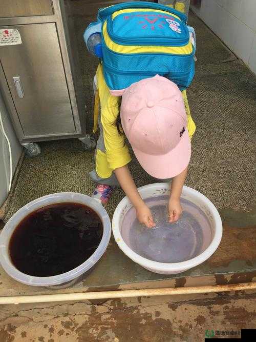 棉签加酒精竟能产生如牛奶（黄）般奇妙反应