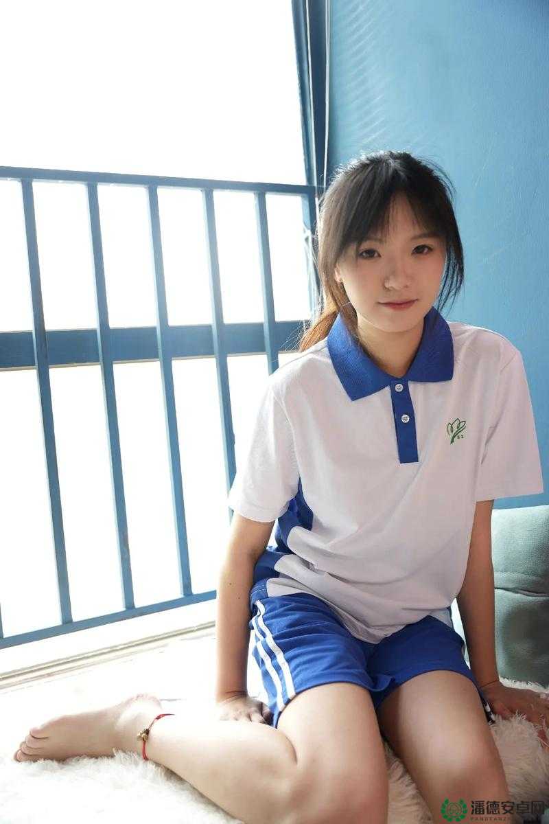 校服粉嫩的乳尖揉捏挺立：青春校园中的隐秘情感与成长故事