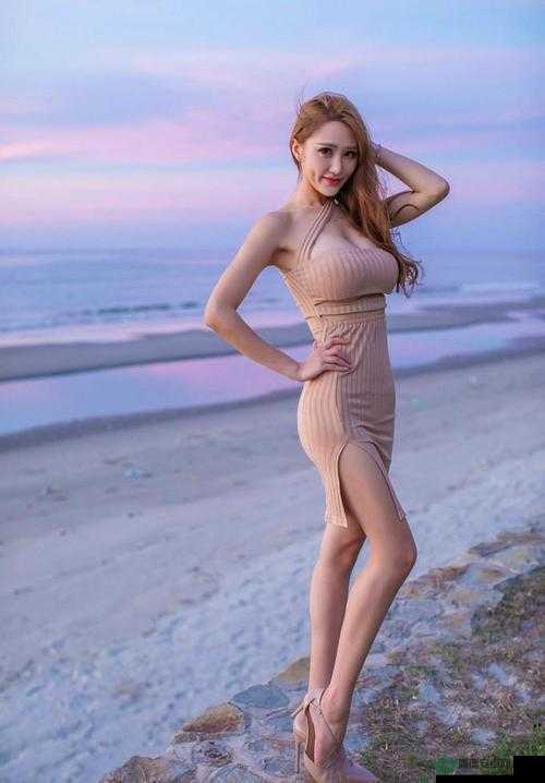 美女裸露双乳奶头夹腿亲亲：揭秘性感写真背后的艺术与情感表达